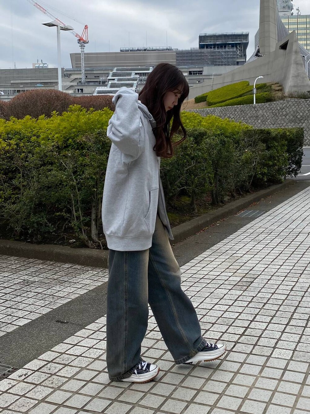 ブルー系のその他パンツ、ホワイト系のTシャツ/カットソー、グレー系のパーカーを着用したレディースの春コーディネートの5枚目の写真