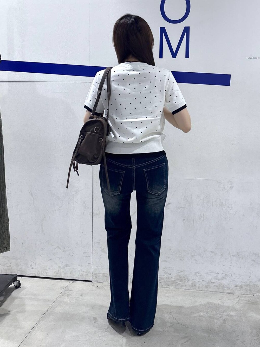 ブルー系のデニムパンツ、その他のパンプス、ブラウン系のショルダーバッグを着用したレディースの夏コーディネートの4枚目の写真