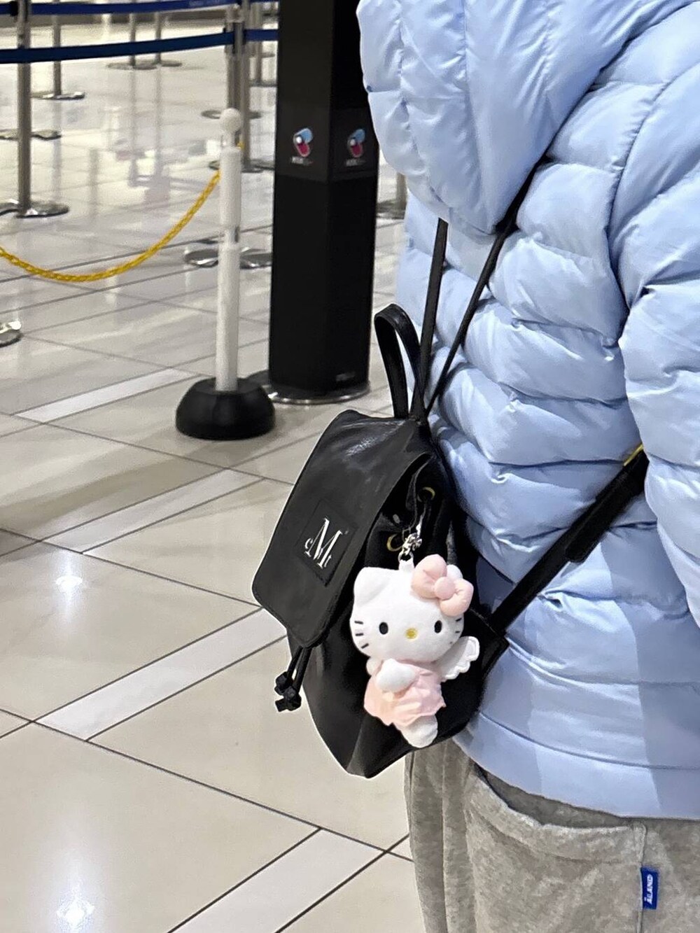 グレー系のスウェットパンツを着用したレディースの冬コーディネートの2枚目の写真