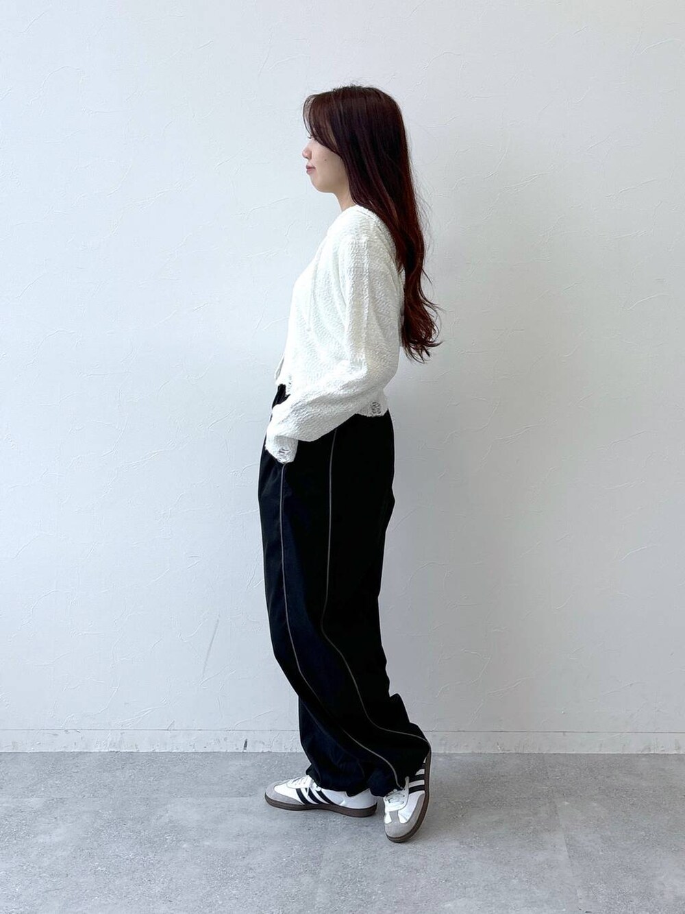 ベージュ系のパーカー、ブラック系のその他パンツ、ホワイト系のTシャツ/カットソーを着用したレディースの夏コーディネートの3枚目の写真