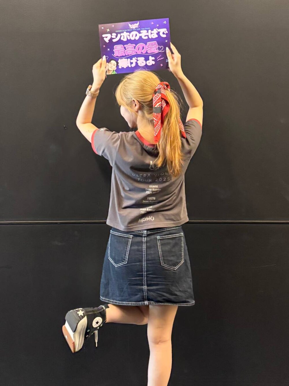 グレー系のTシャツ/カットソー、レッド系のストール/ショールを着用したレディースの夏コーディネートの2枚目の写真