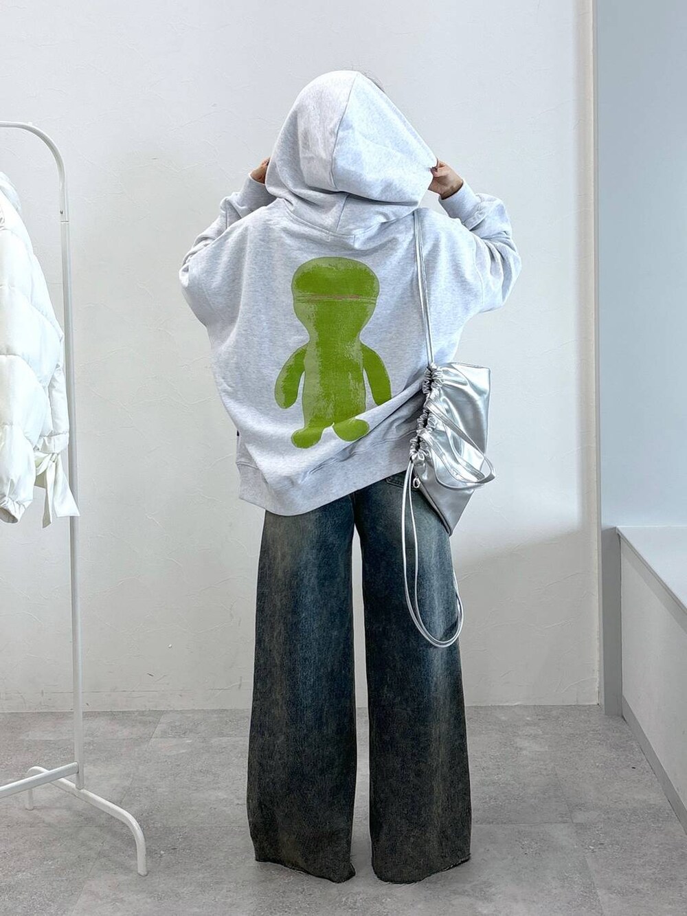 その他のデニムパンツ、グレー系のパーカー、グレー系のバックパック/リュックを着用したレディースの秋コーディネートの5枚目の写真