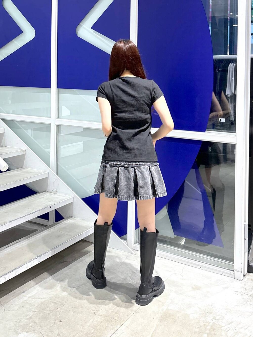 ブラック系のブーツ、ブラック系のデニムスカート、ブラック系のカーディガン/ボレロを着用したレディースの夏コーディネートの5枚目の写真