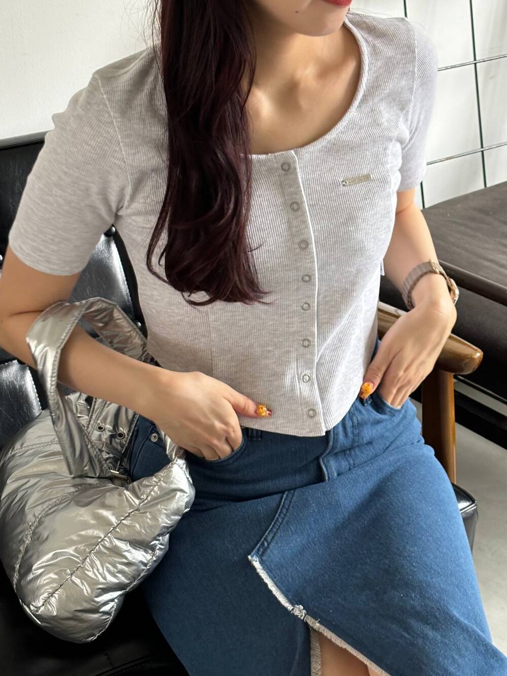 ブルー系のスカート、その他のショルダーバッグ、グレー系のカーディガン/ボレロを着用したレディースの夏コーディネートの7枚目の写真