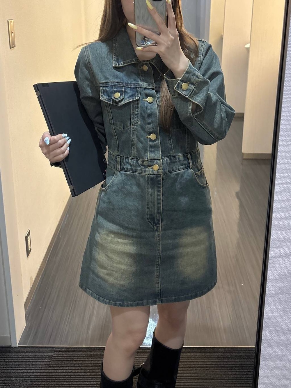 ブラック系のブーツ、ブルー系のワンピースを着用したレディースの春コーディネートの2枚目の写真