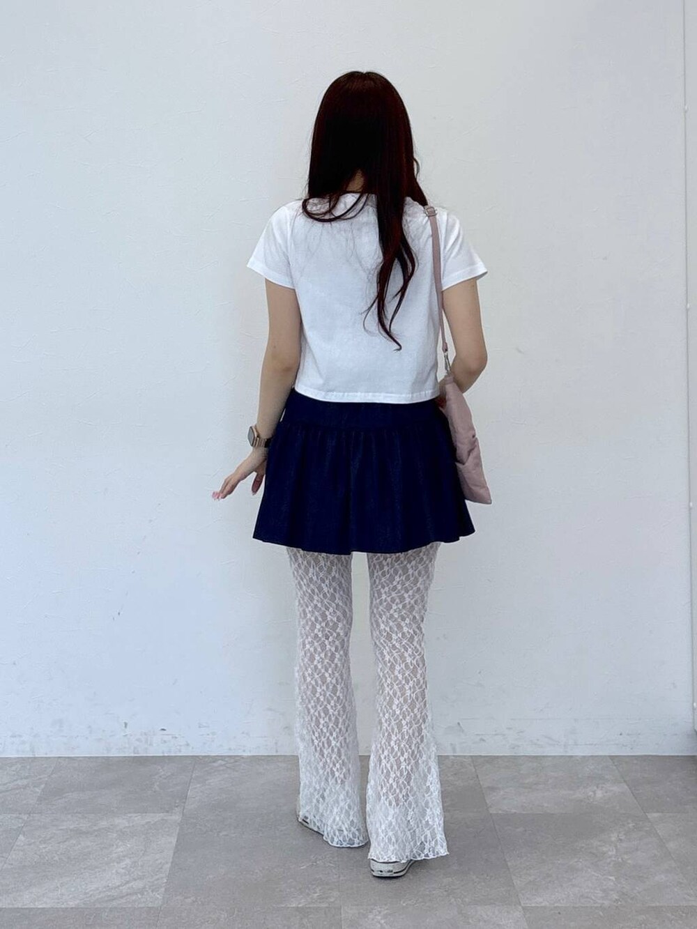 ピンク系のショルダーバッグ、ホワイト系のTシャツ/カットソー、ブルー系のスカートを着用したレディースの春コーディネートの4枚目の写真