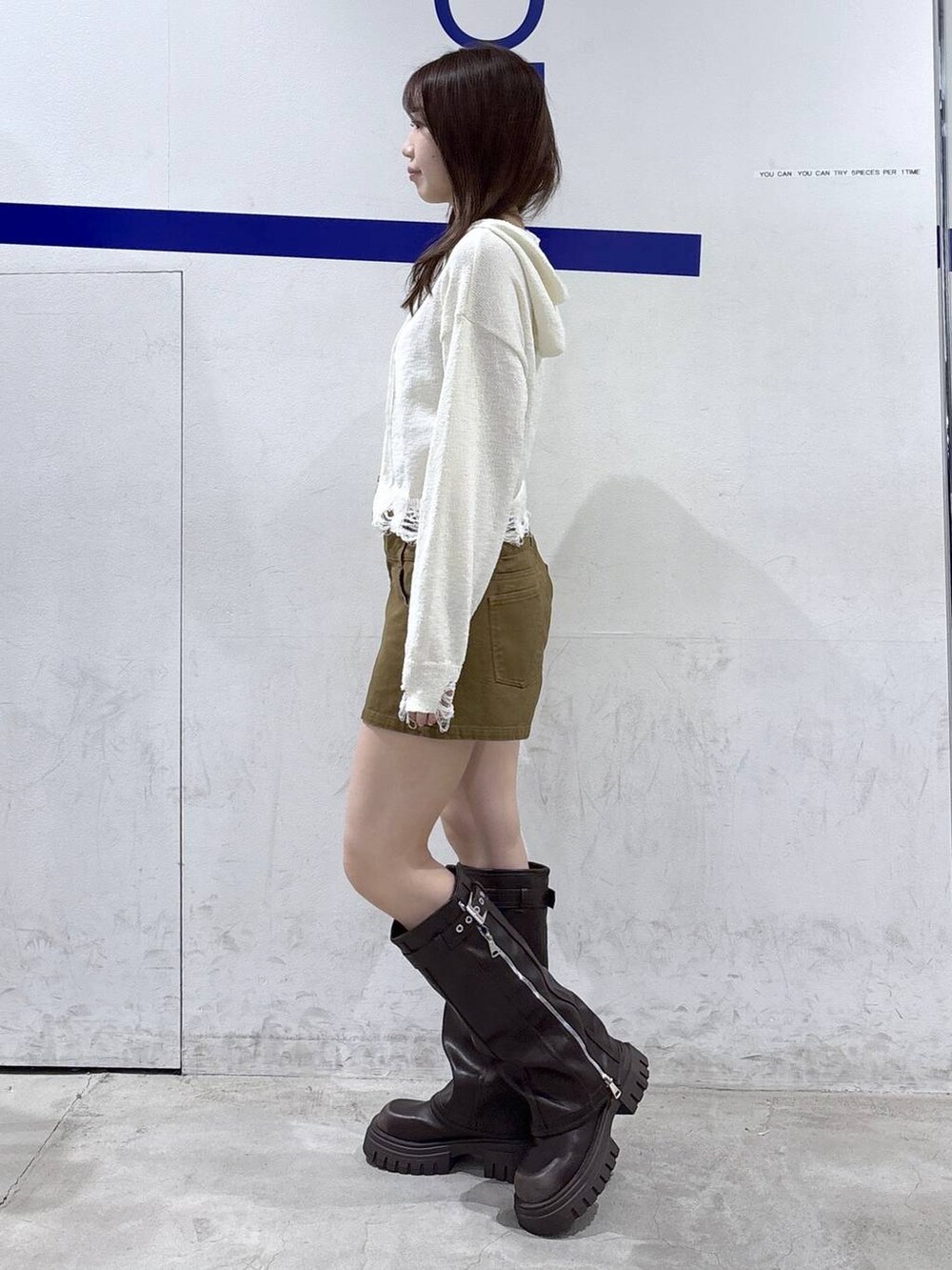 ベージュ系のその他パンツ、その他のニット/セーター、ブラック系のブーツを着用したレディースの秋コーディネートの3枚目の写真