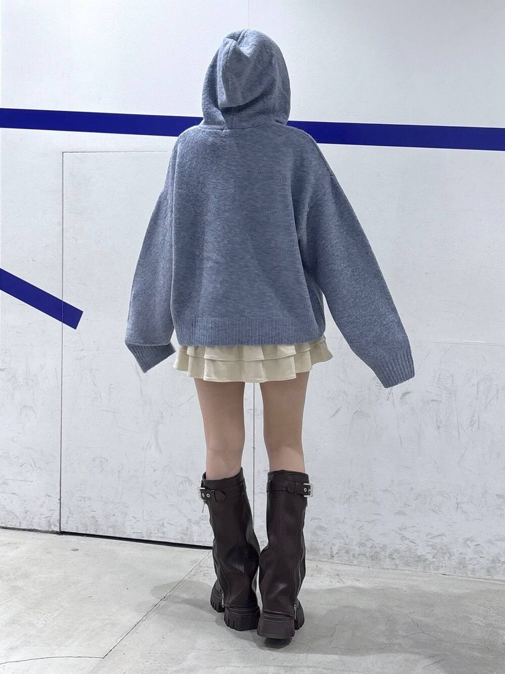 ブラウン系のブーツ、ベージュ系のスカートを着用したレディースの秋コーディネートの4枚目の写真