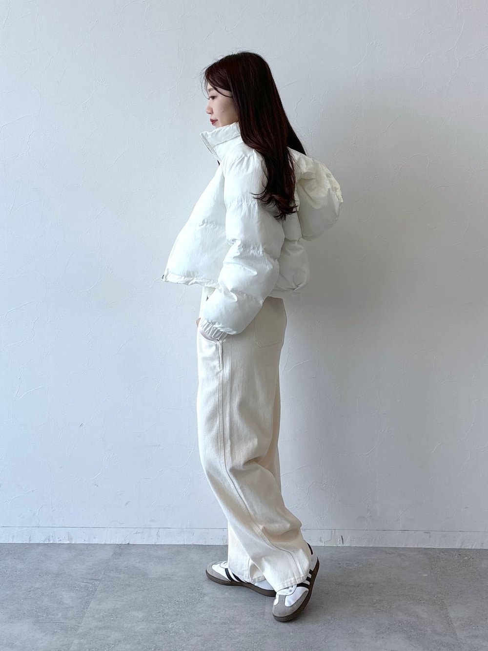 ベージュ系のダウンジャケット/コート、ホワイト系のデニムパンツ、ピンク系のTシャツ/カットソーを着用したレディースの秋コーディネートの2枚目の写真