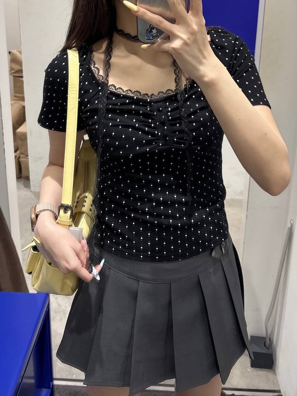 ブラック系のブーツ、イエロー系のショルダーバッグ、ブラック系のTシャツ/カットソーを着用したレディースの春コーディネートの5枚目の写真