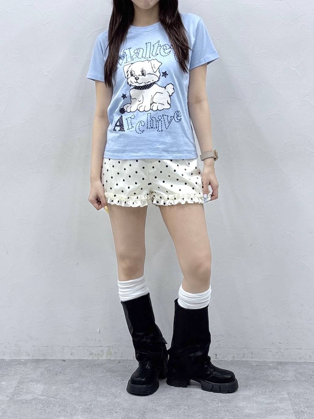 ブラック系のブーツ、ホワイト系のその他パンツ、ブルー系のTシャツ/カットソーを着用したレディースの春コーディネートの2枚目の写真