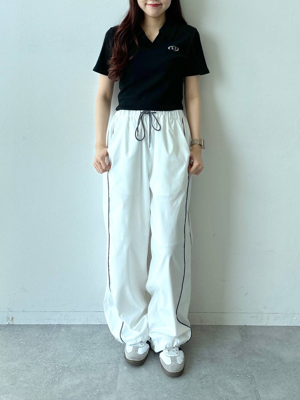 ホワイト系のその他パンツ、ブラック系のTシャツ/カットソーを着用したレディースの夏コーディネートの2枚目の写真