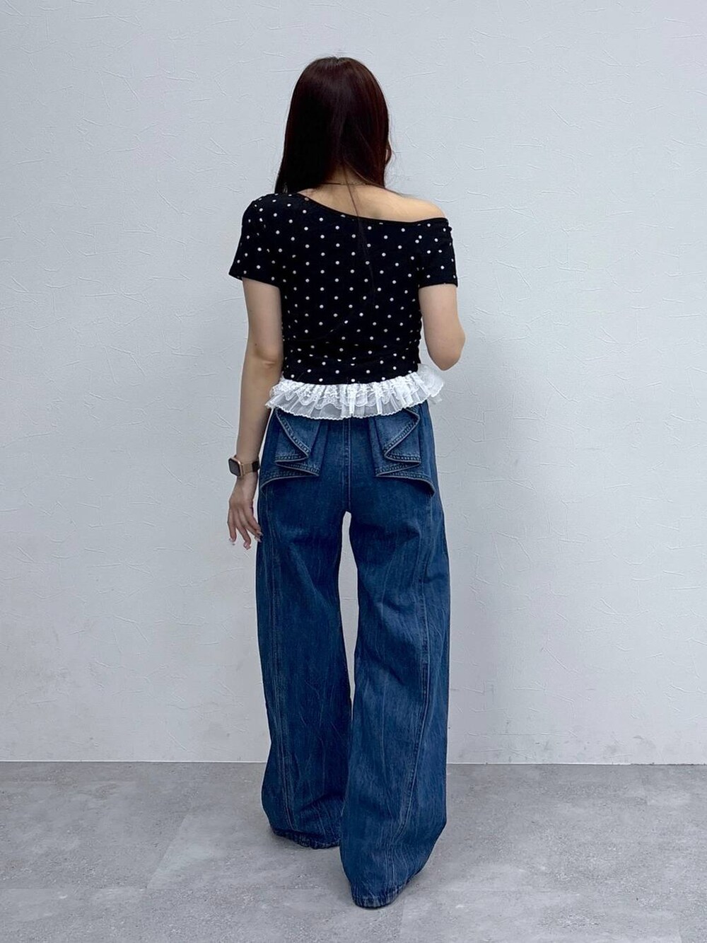 その他のTシャツ/カットソー、ブルー系のデニムパンツを着用したレディースの春コーディネートの4枚目の写真