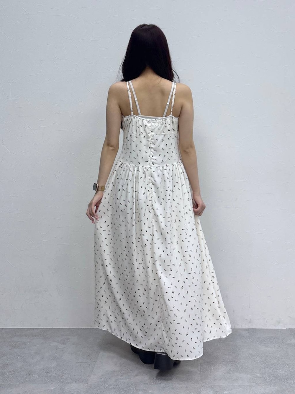 その他のサンダル、ブラック系のカーディガン/ボレロ、ホワイト系のワンピースを着用したレディースの春コーディネートの4枚目の写真