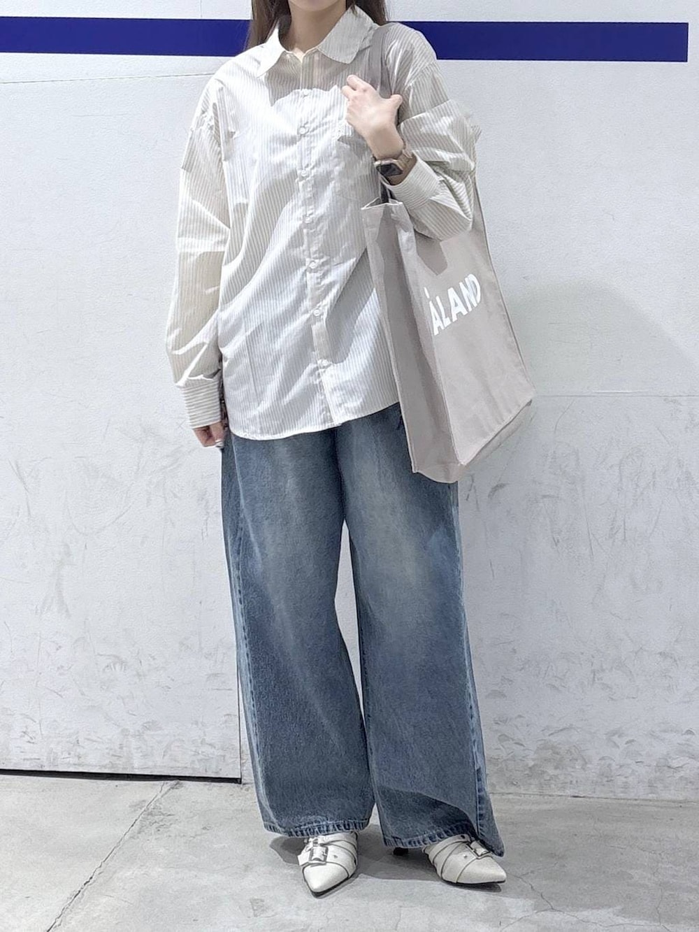 その他のパンプス、ベージュ系のシャツ/ブラウス、グレー系のトートバッグを着用したレディースの春コーディネートの2枚目の写真