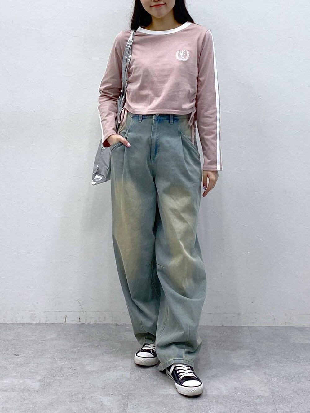 ブルー系のデニムパンツ、ピンク系のTシャツ/カットソー、グレー系のトートバッグを着用したレディースの春コーディネートの2枚目の写真