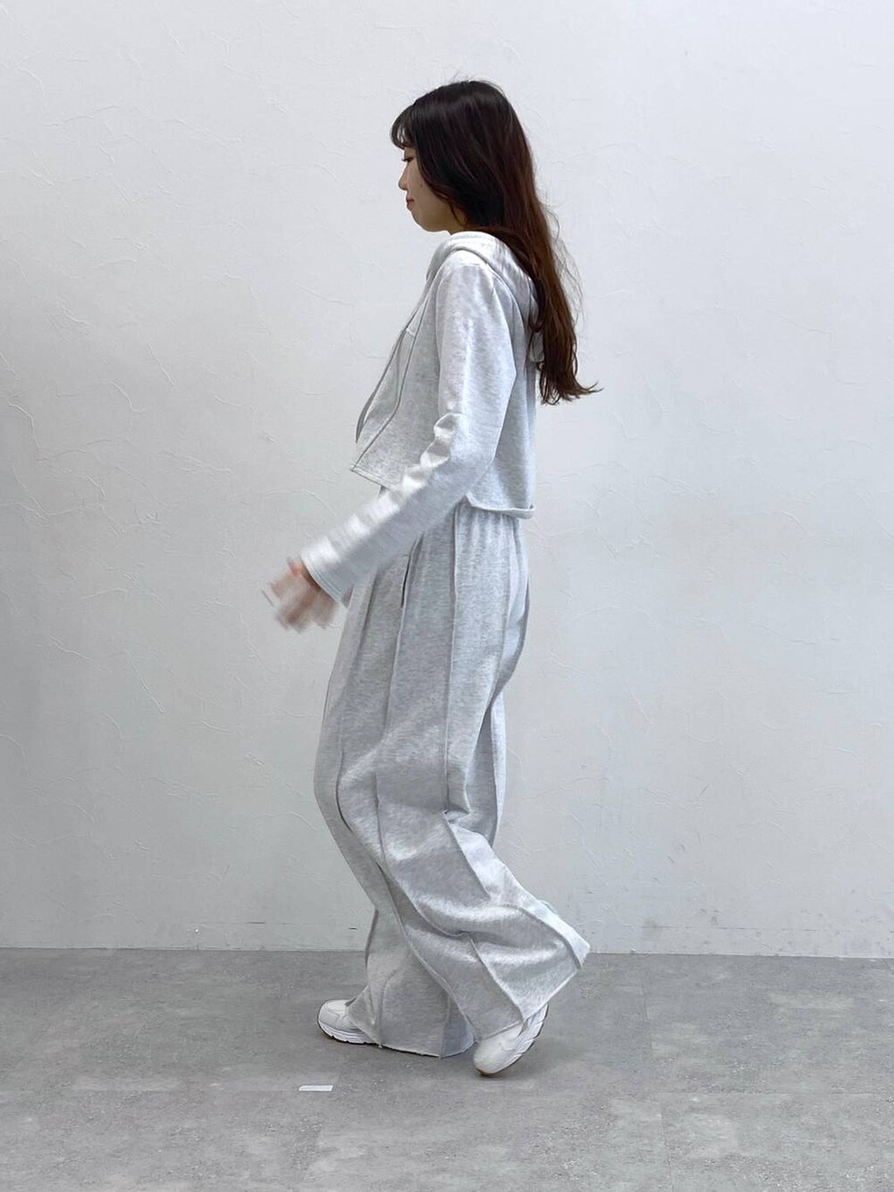 グレー系のスウェット、グレー系のスウェットパンツを着用したレディースの冬コーディネートの3枚目の写真