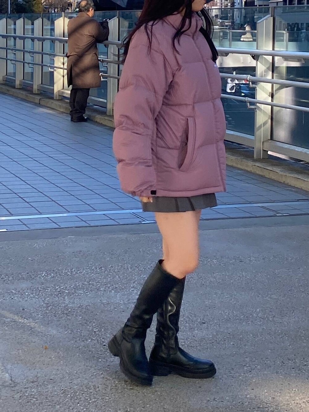 グレー系のスカートを着用したレディースの冬コーディネートの3枚目の写真