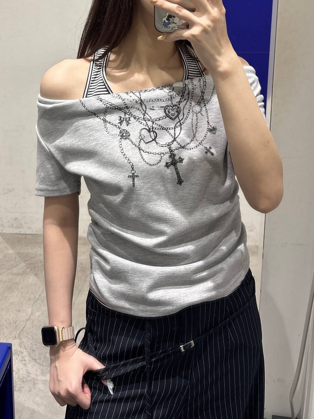 ブラック系のパンプス、グレー系のTシャツ/カットソー、ブラック系のショルダーバッグを着用したレディースの春コーディネートの5枚目の写真