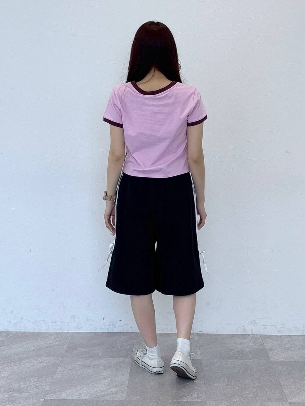 ピンク系のTシャツ/カットソー、ブラック系のスウェットパンツを着用したレディースの春コーディネートの3枚目の写真