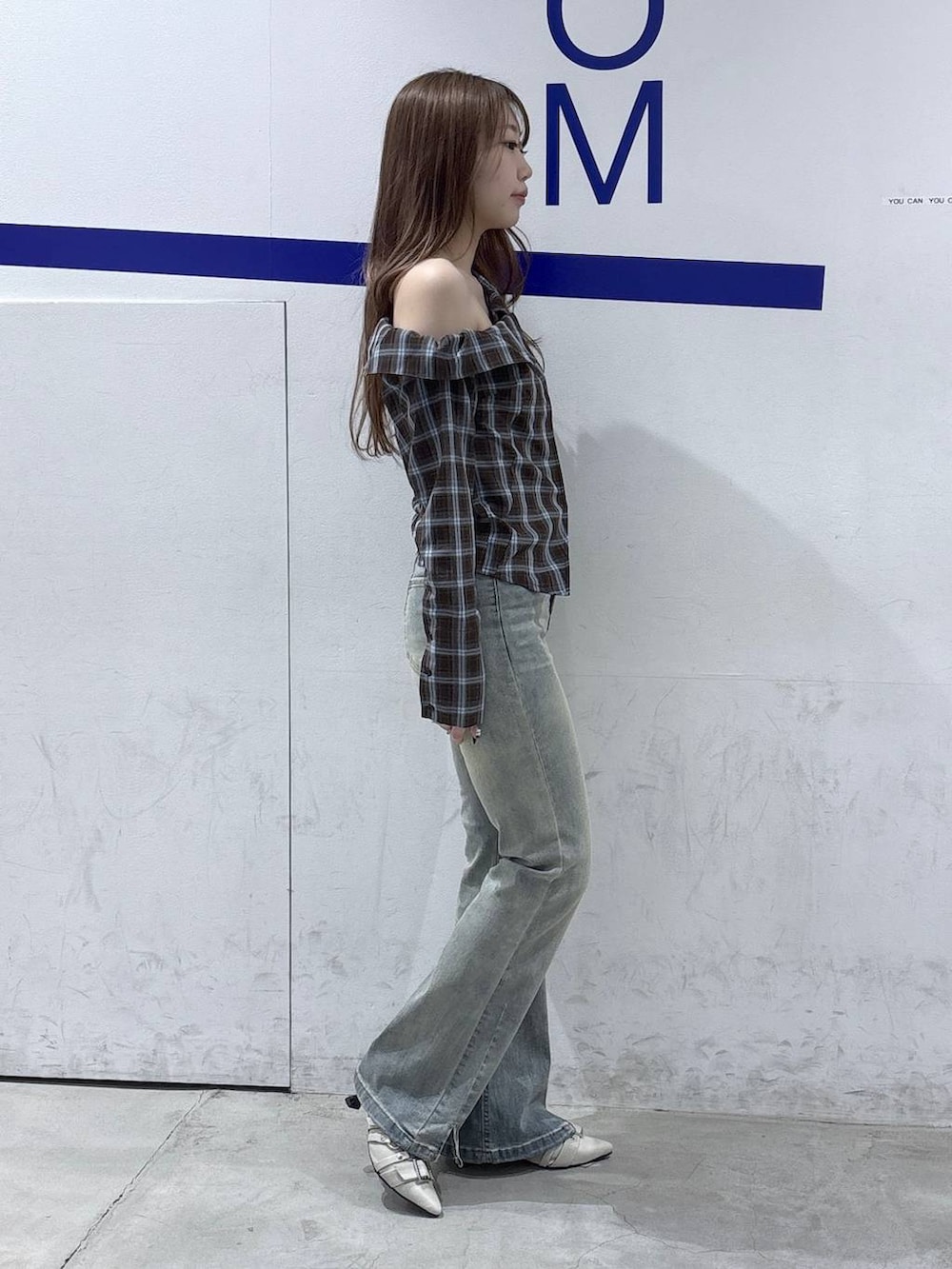 ブルー系のデニムパンツ、ホワイト系のパンプス、ブラウン系のシャツ/ブラウスを着用したレディースの春コーディネートの3枚目の写真