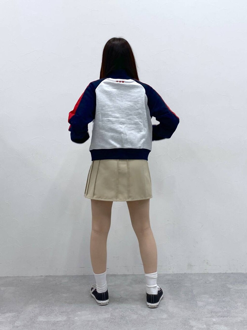 ベージュ系のスカート、グレー系のスウェットを着用したレディースの春コーディネートの4枚目の写真