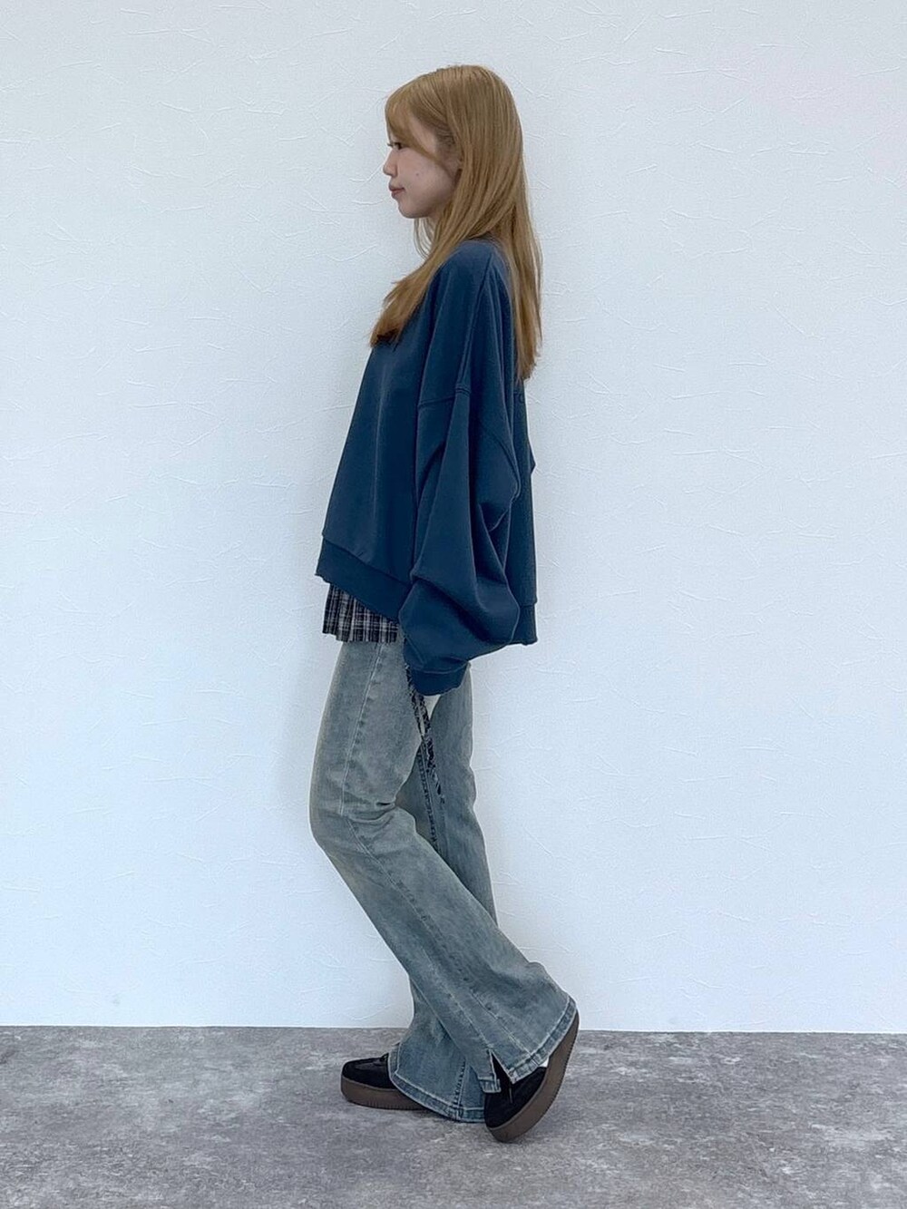 ブルー系のデニムパンツ、ブラック系のベルトを着用したレディースの夏コーディネートの3枚目の写真