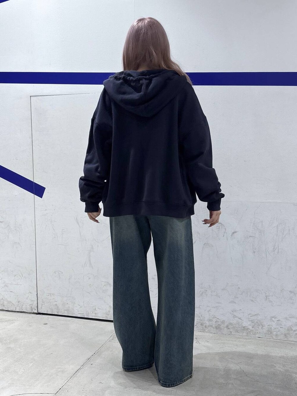 その他のTシャツ/カットソー、ブルー系のパーカー、ブルー系のデニムパンツを着用したレディースの秋コーディネートの4枚目の写真