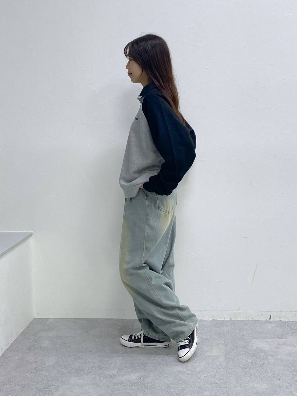 ブルー系のデニムパンツ、ブラック系のスウェットを着用したレディースの冬コーディネートの3枚目の写真