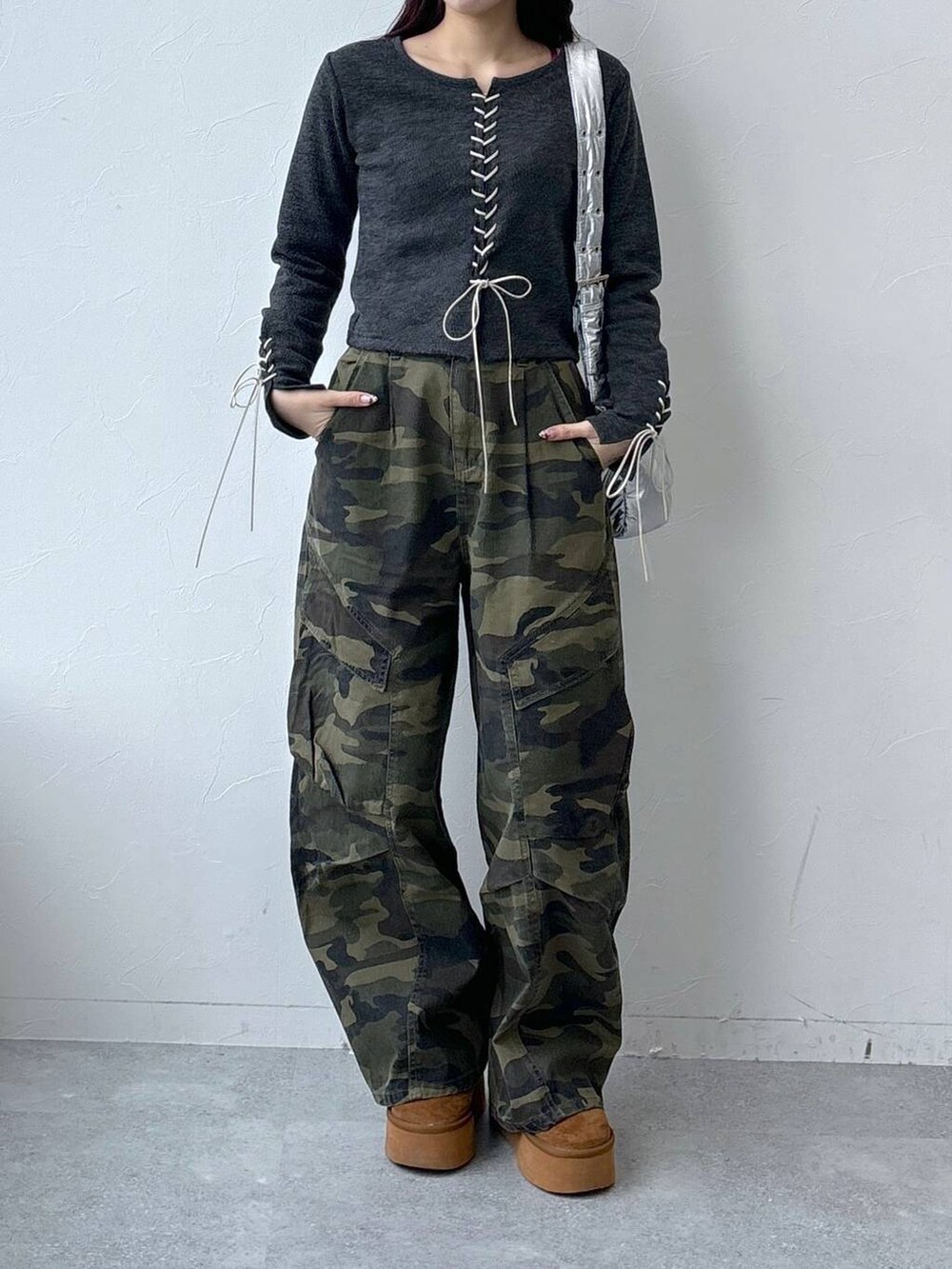 その他のショルダーバッグ、その他のカーゴパンツ、グレー系のニット/セーターを着用したレディースの春コーディネートの2枚目の写真