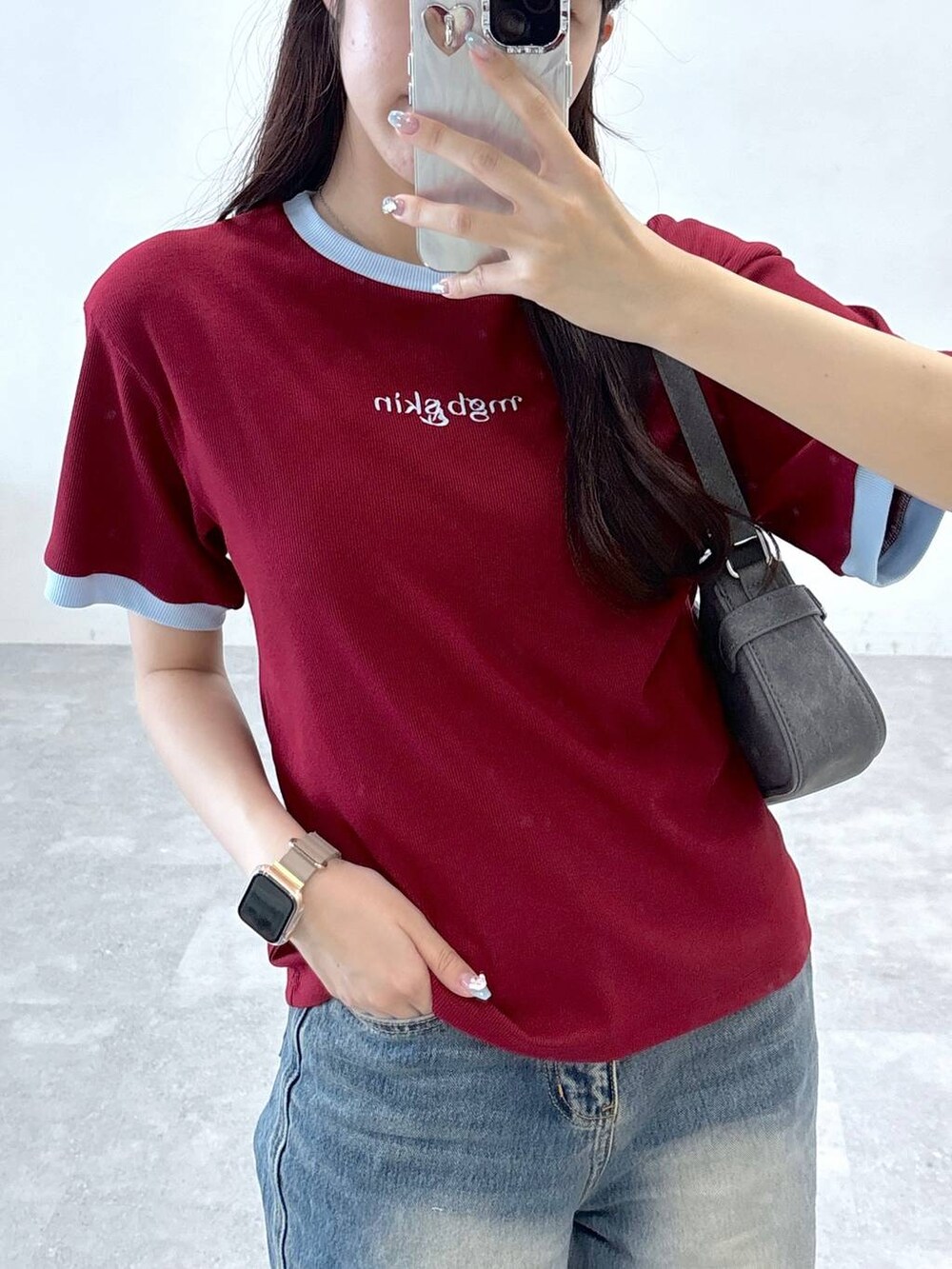 ブルー系のその他パンツ、ブラック系のトートバッグを着用したレディースの夏コーディネートの5枚目の写真