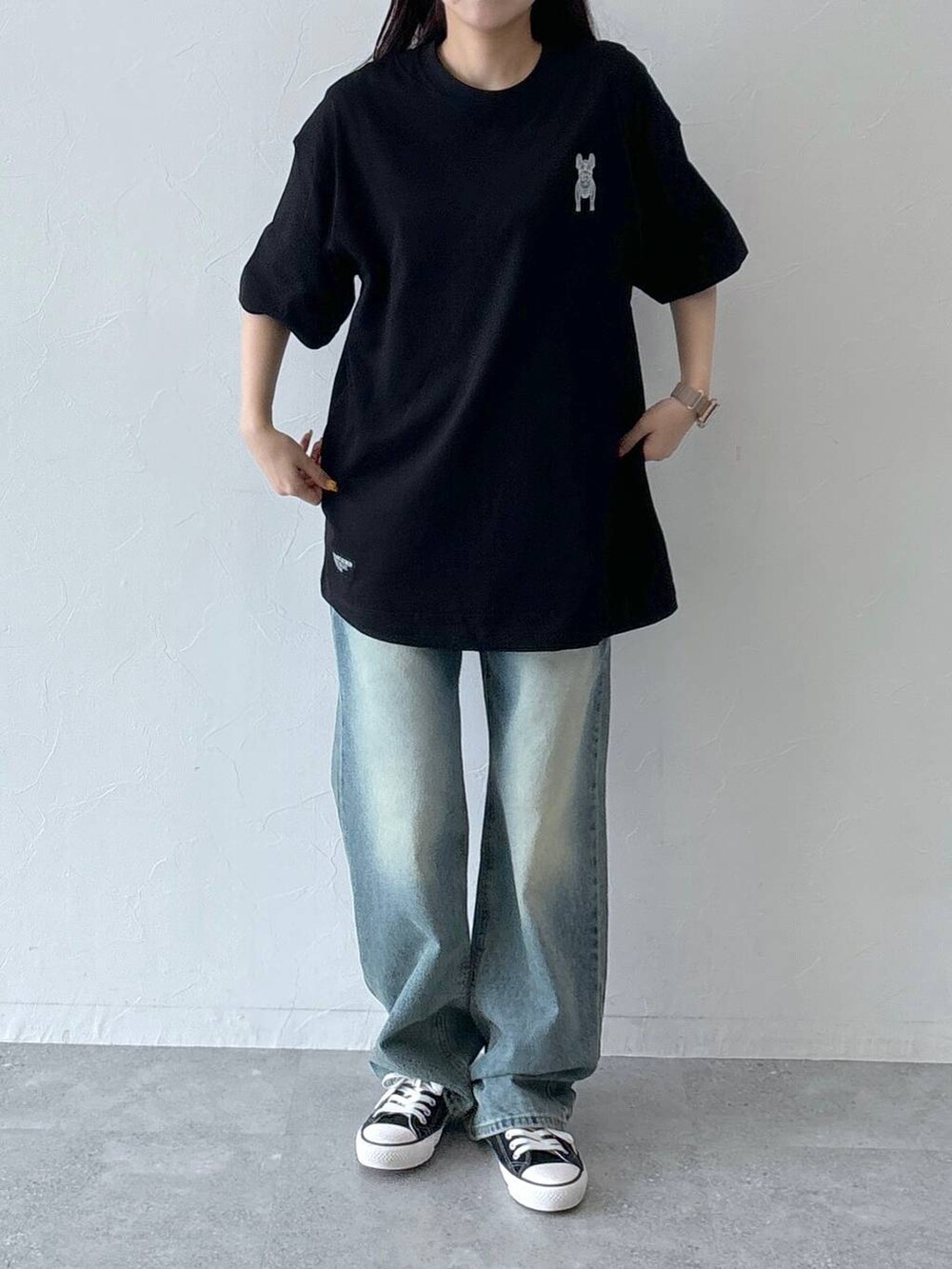 ブルー系のデニムパンツ、ブラック系のTシャツ/カットソーを着用したレディースの夏コーディネートの2枚目の写真