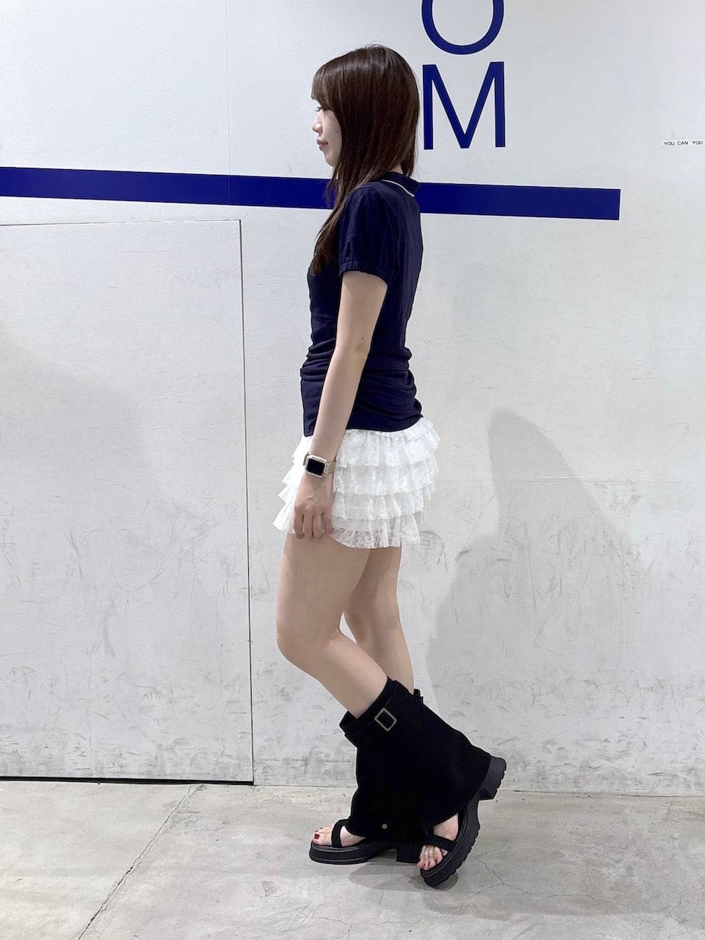ホワイト系のその他パンツ、ブラック系のサンダル、ブルー系のTシャツ/カットソーを着用したレディースの夏コーディネートの3枚目の写真
