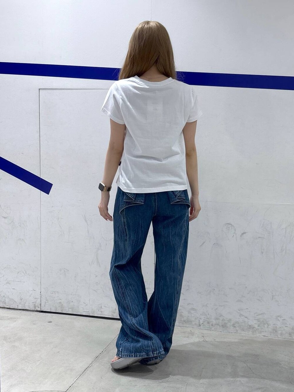 ブルー系のデニムパンツ、ホワイト系のTシャツ/カットソーを着用したレディースの夏コーディネートの4枚目の写真