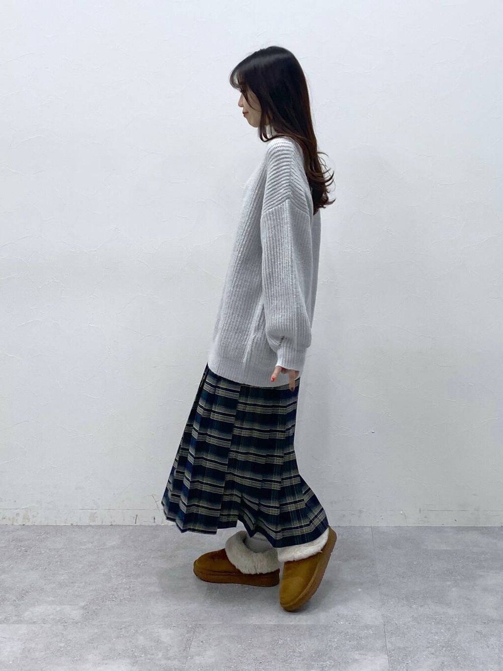 ブラック系のブーツ、グレー系のニット/セーター、ベージュ系のTシャツ/カットソーを着用したレディースの冬コーディネートの3枚目の写真