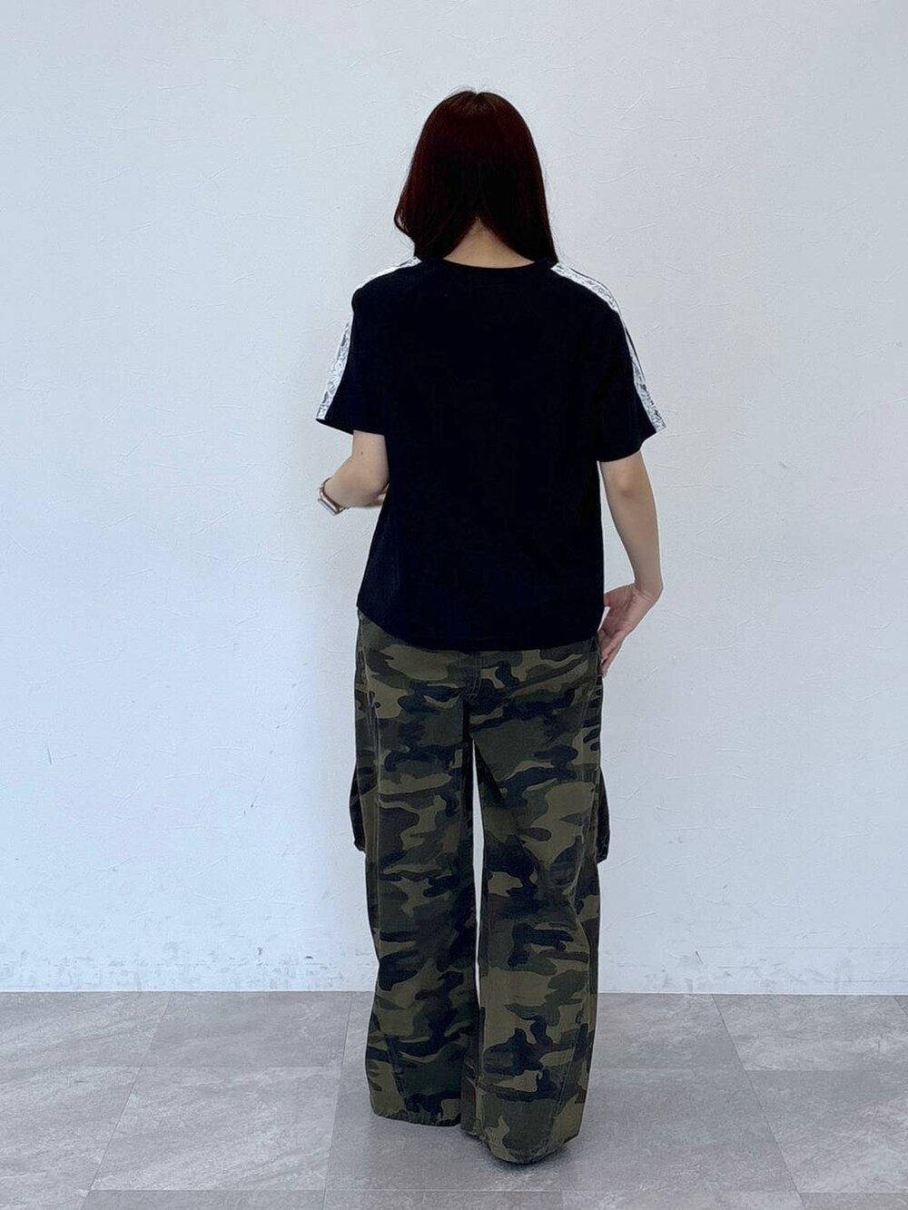 その他のカーゴパンツ、ブラック系のTシャツ/カットソーを着用したレディースの春コーディネートの5枚目の写真