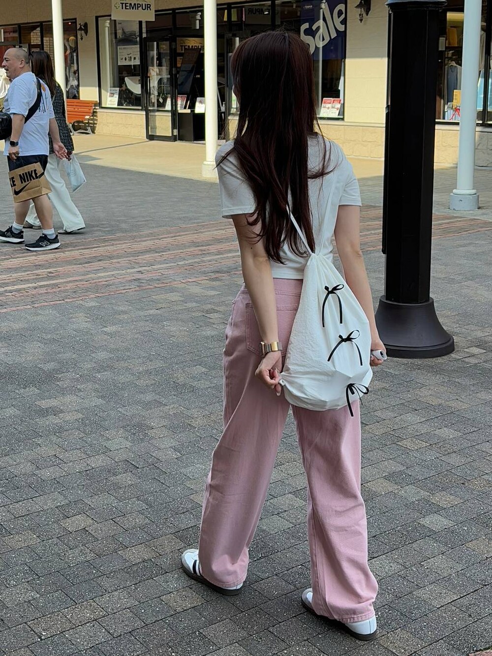 ホワイト系のバックパック/リュック、ホワイト系のTシャツ/カットソーを着用したレディースの夏コーディネートの6枚目の写真