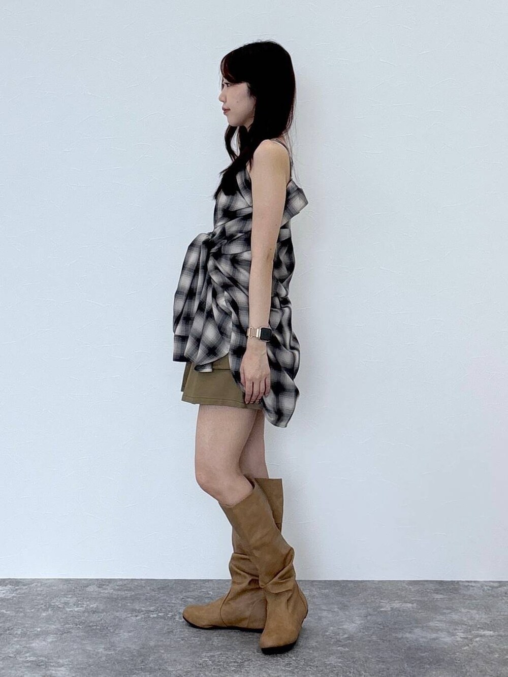 ベージュ系のシャツ/ブラウス、ベージュ系のブーツ、ベージュ系のスカートを着用したレディースの夏コーディネートの3枚目の写真