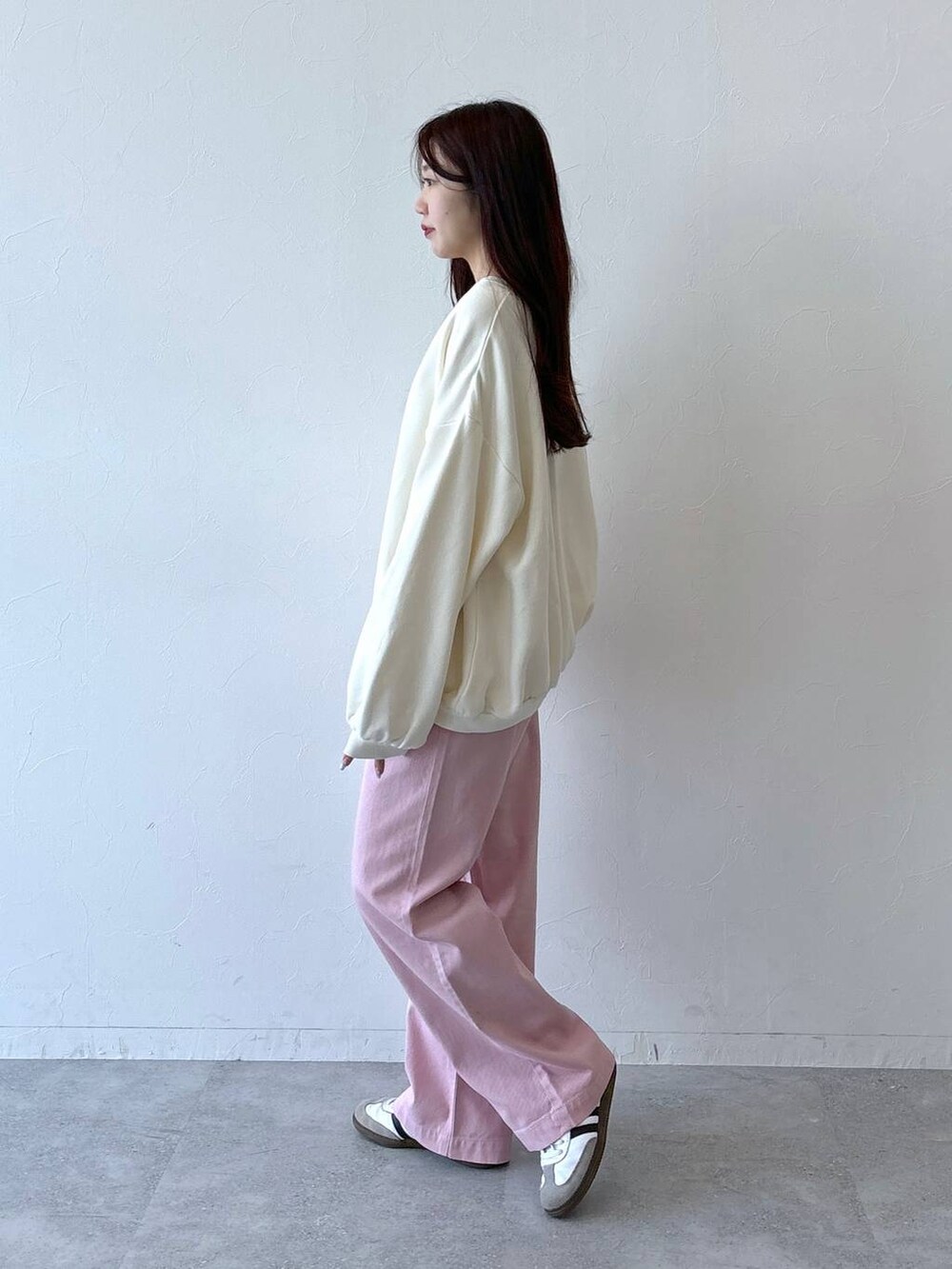 ホワイト系のスウェット、ピンク系のその他パンツを着用したレディースの秋コーディネートの3枚目の写真