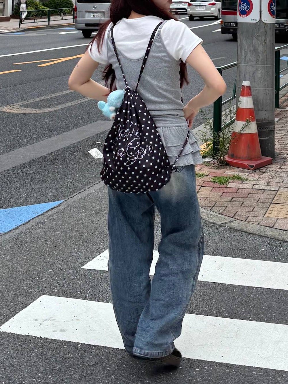 ブラック系のバックパック/リュック、グレー系のキャミソールを着用したレディースの夏コーディネートの2枚目の写真