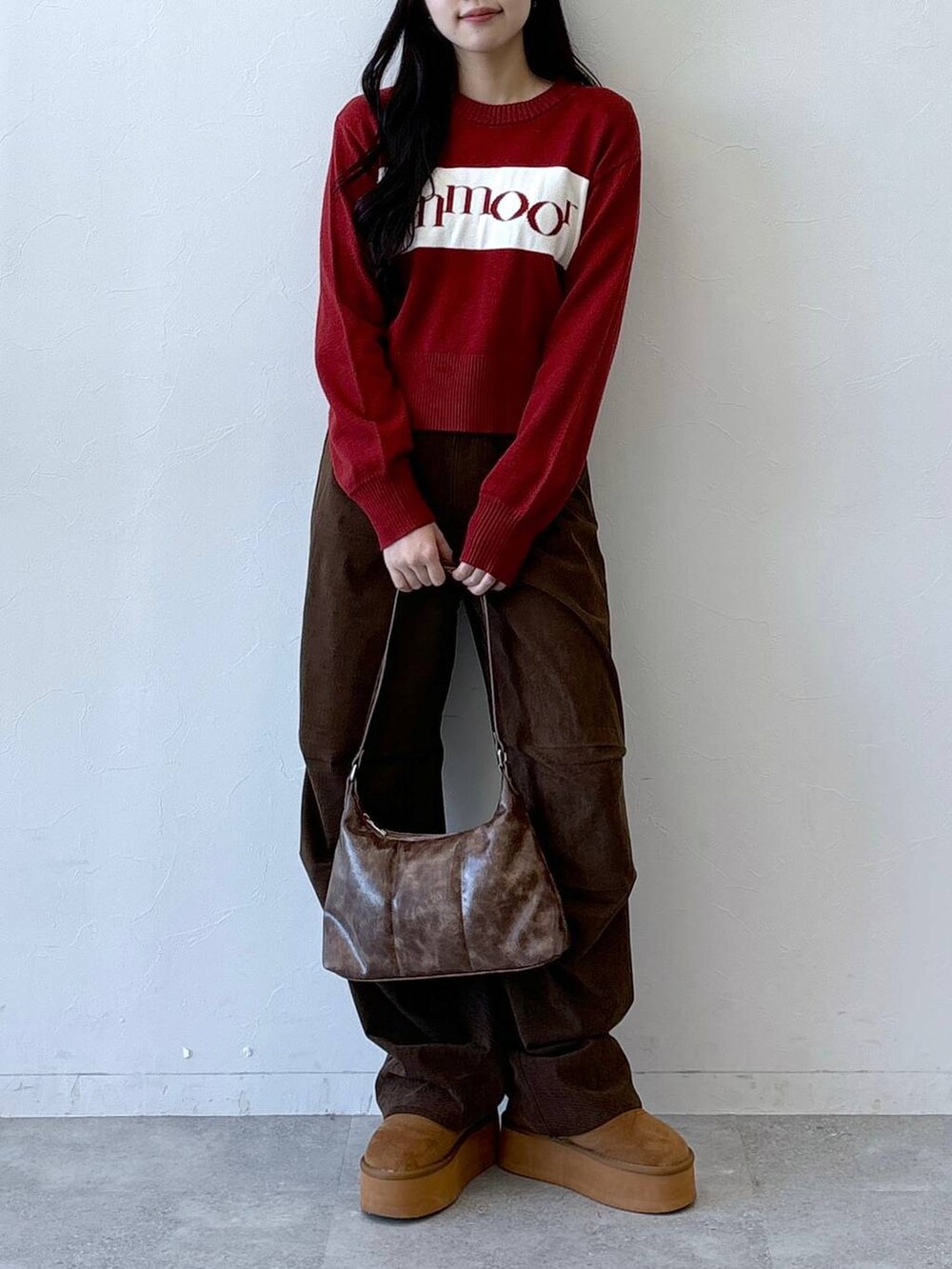 ブラウン系のその他パンツ、ブラウン系のハンドバッグを着用したレディースの冬コーディネートの3枚目の写真