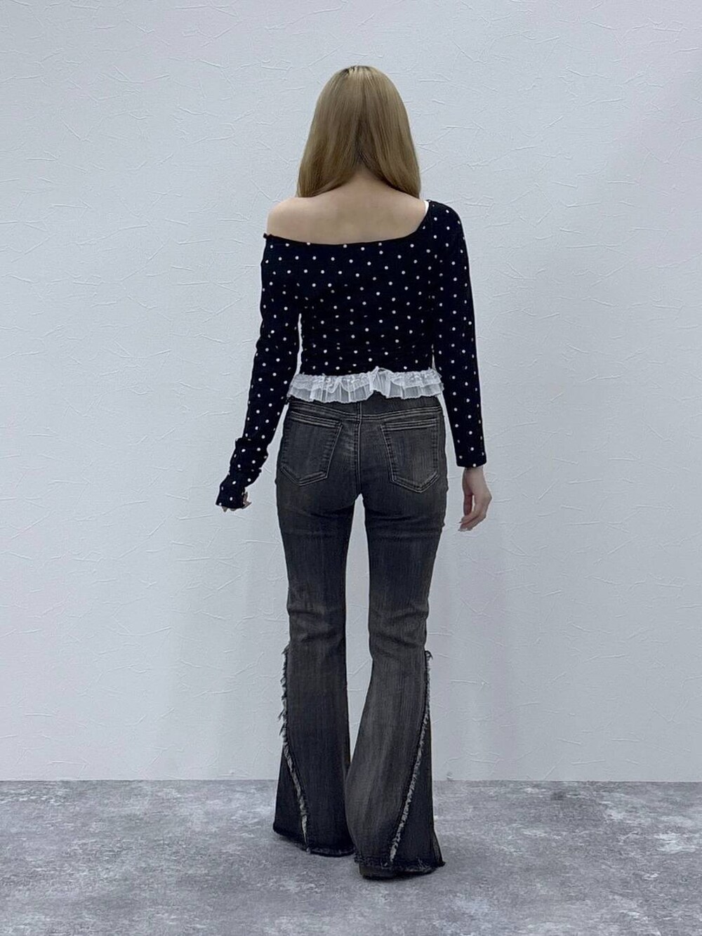 ブラック系のTシャツ/カットソー、ブラック系のデニムパンツを着用したレディースの秋コーディネートの4枚目の写真