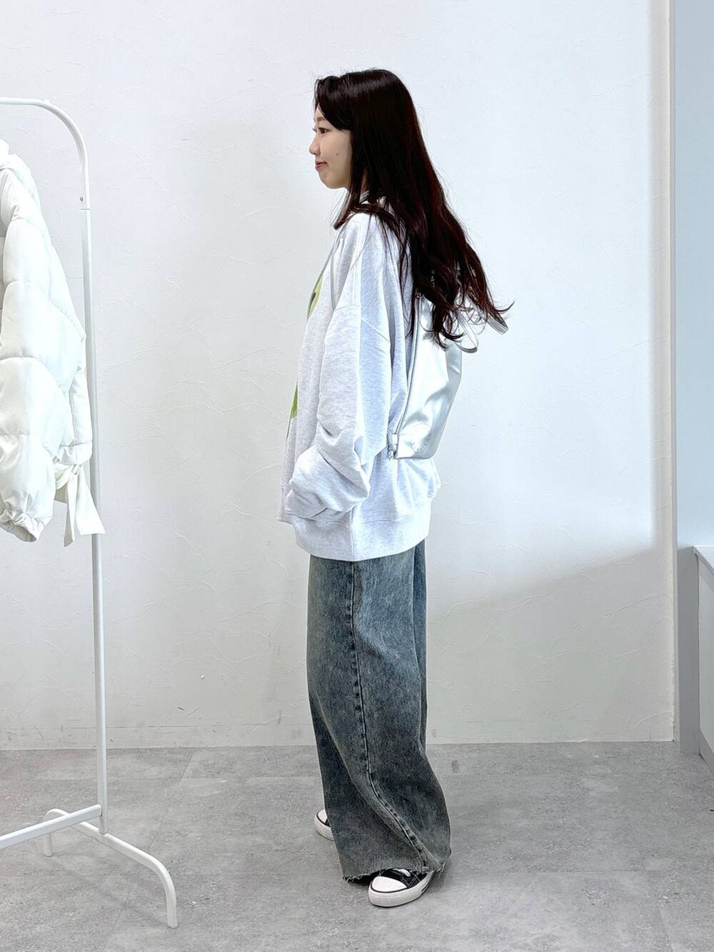 その他のデニムパンツ、グレー系のパーカー、グレー系のバックパック/リュックを着用したレディースの秋コーディネートの4枚目の写真