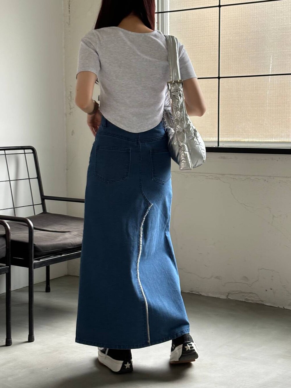 ブルー系のスカート、その他のショルダーバッグ、グレー系のカーディガン/ボレロを着用したレディースの夏コーディネートの6枚目の写真