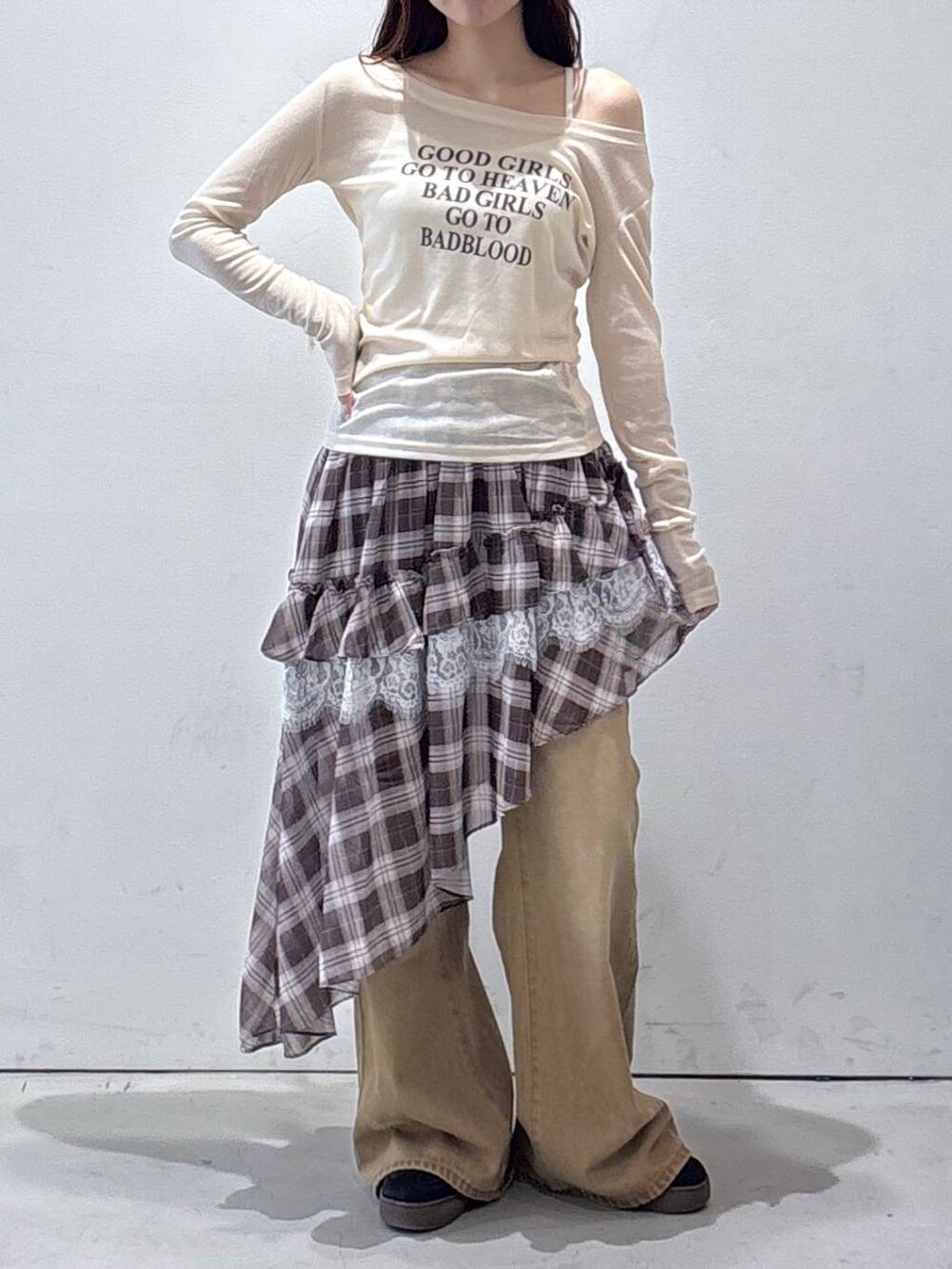 ベージュ系のTシャツ/カットソー、イエロー系のデニムパンツ、ブラウン系のスカートを着用したレディースの夏コーディネートの2枚目の写真