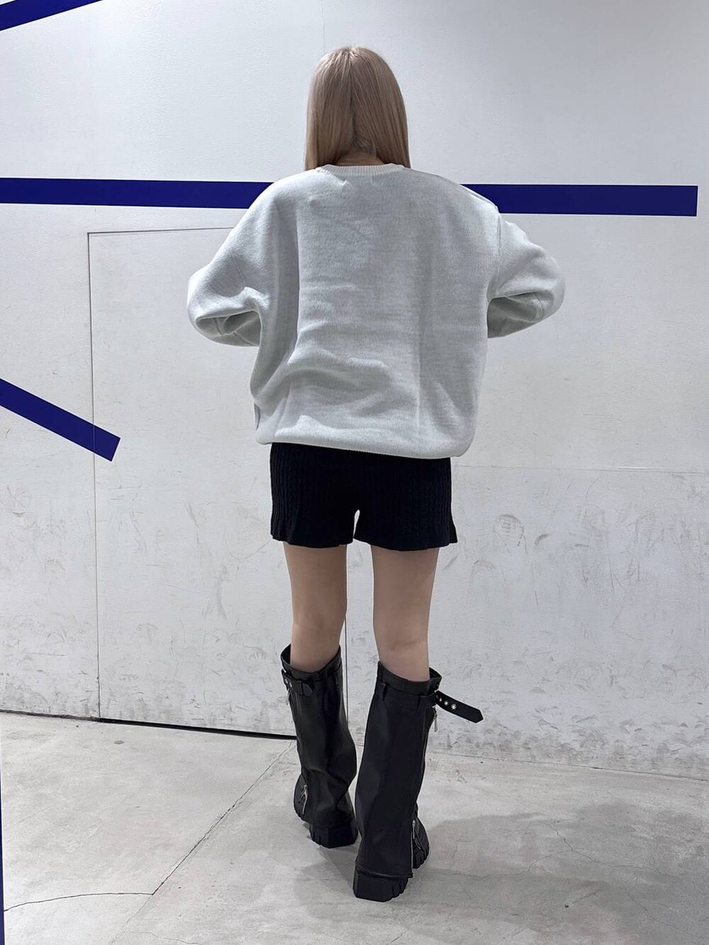 ブラック系のブーツ、ベージュ系のニット/セーター、ブラック系のその他パンツを着用したレディースの秋コーディネートの4枚目の写真