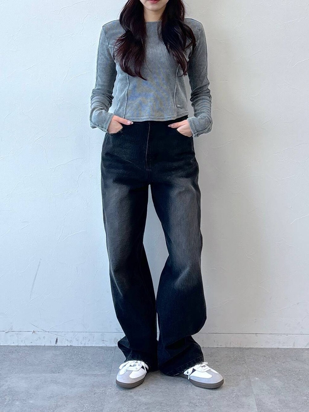 ブルー系のTシャツ/カットソー、ブラック系のデニムパンツ、ブラック系のキャップを着用したレディースの冬コーディネートの2枚目の写真