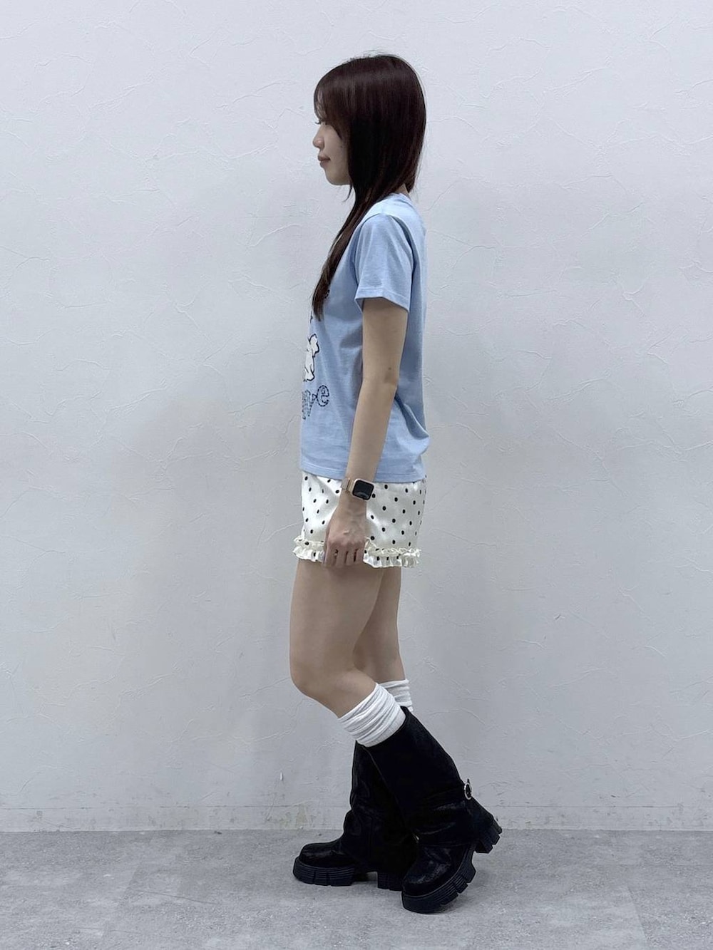 ブラック系のブーツ、ホワイト系のその他パンツ、ブルー系のTシャツ/カットソーを着用したレディースの春コーディネートの3枚目の写真