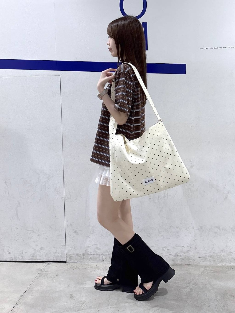ホワイト系のその他パンツ、その他のトートバッグ、ブラック系のサンダルを着用したレディースの夏コーディネートの3枚目の写真