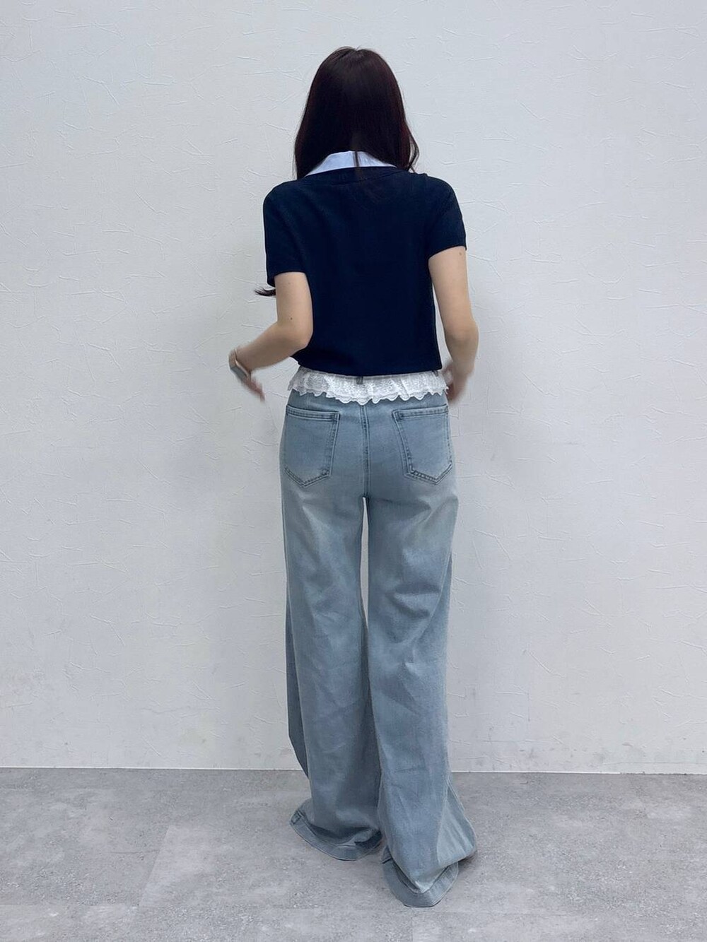 ブルー系のTシャツ/カットソー、ブルー系のデニムパンツを着用したレディースの春コーディネートの4枚目の写真